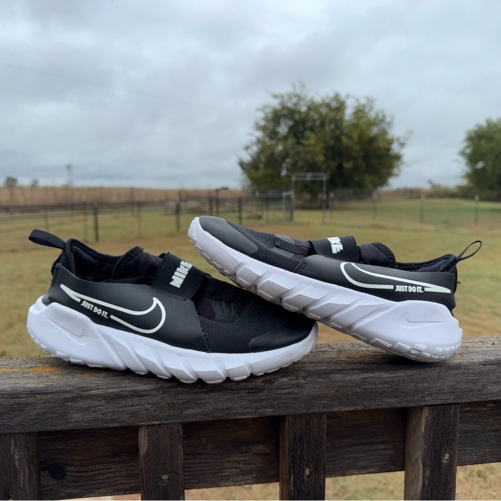 Nike Flex Runner SE Slip-On Sneakers | Black/White | Youth 6Y